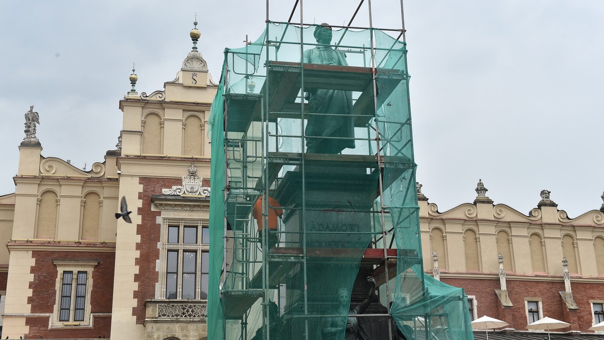 Rozpoczęła się renowacja pomnika Adama Mickiewicza na Rynku Głównym w Krakowie