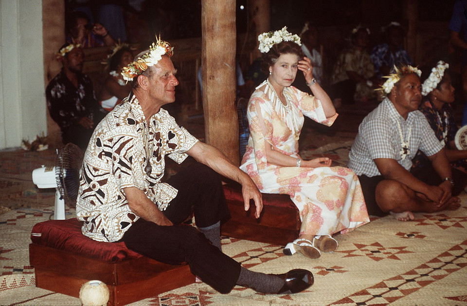 100. urodziny księcia Filipa: jak wyglądało jego życie? (na zdjęciu: królewska para podczas wizyty w Tuvalu)