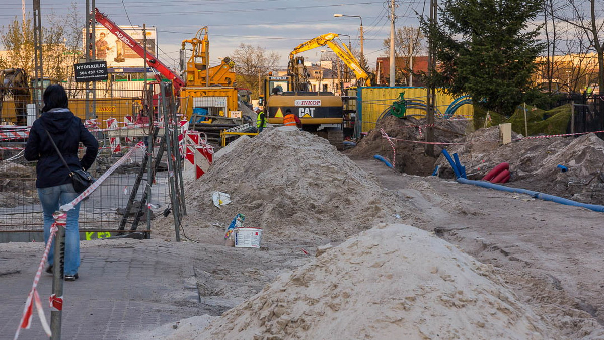 Będzie miał 80 metrów długości i przebiegnie pod linią kolejową. Trwa budowa tunelu przy stacji PKP Międzylesie w Warszawie. W związku z tym pojawiają się tam co pewien czas utrudnienia w ruchu. Wkrótce zostaną wprowadzone kolejne. Wykonawca przedstawił harmonogram zmian w organizacji ruchu.