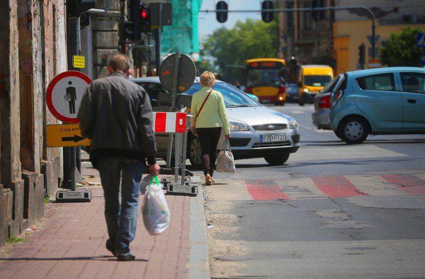 Barierki blokują chodniki w centrum Łodzi bo sypią się kamienice 