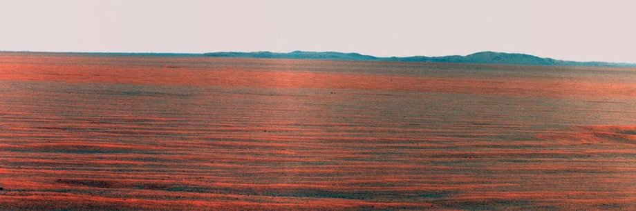 Łazik Opportunity wykorzystał panoramiczny aparat do uchwycenia tego widoku na wschodnią krawędź Krateru Endeavor