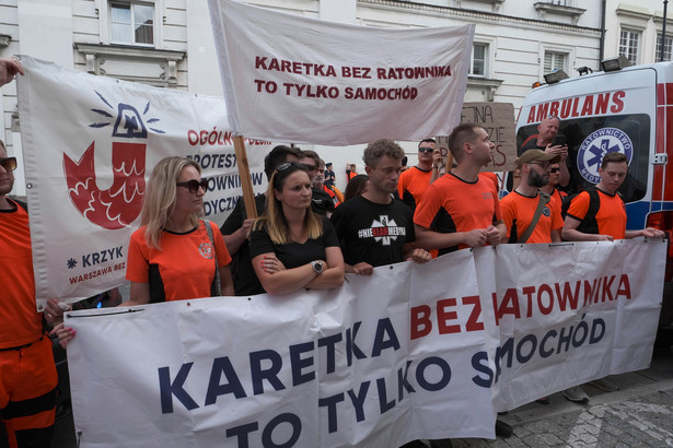 Protest ratowników medycznych przed Ministerstwem Zdrowia w Warszawie