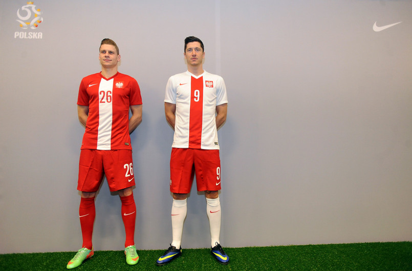 Piłkarze reprezentacji Polski Robert Lewandowski (P) i Łukasz Piszczek (L) prezentują nowe stroje kadry podczas konferencji prasowej w Warszawie