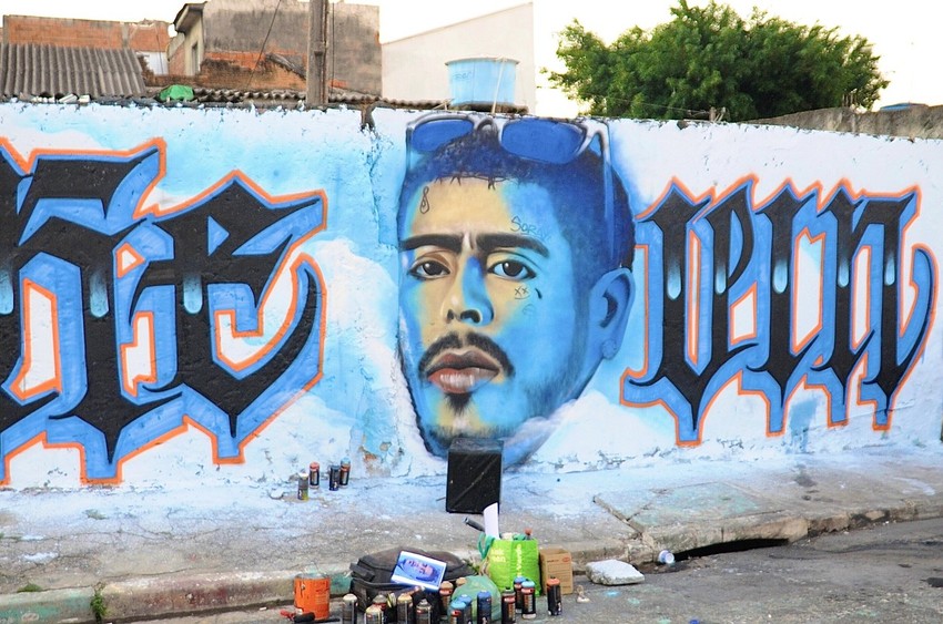 Grafit sa likom pevača u Sao Paulu