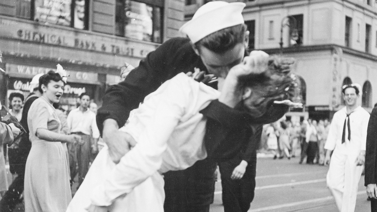 Zmarł marynarz ze słynnej fotografii z czasów II wojny światowej