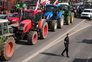 Rolnicy blokują drogę w miejscowości Zakręt niedaleko Warszawy, 20 marca 2024 r.