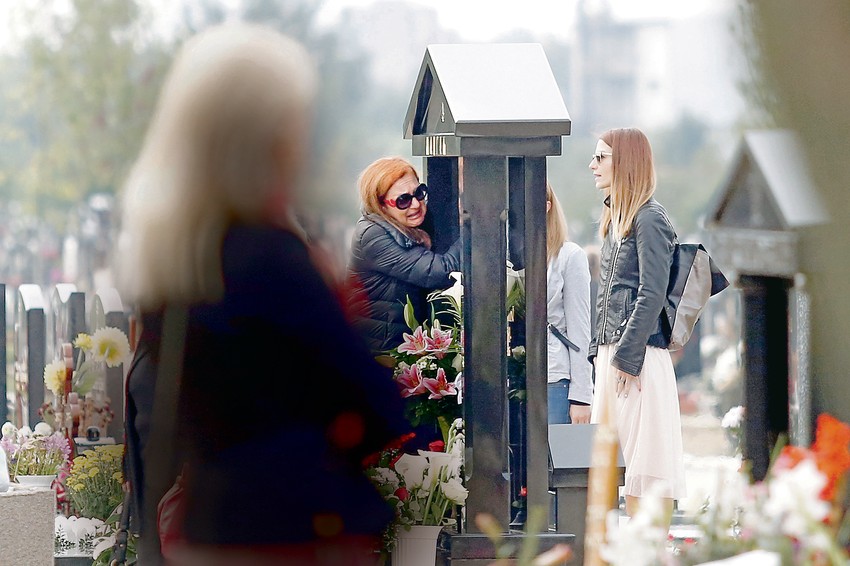 Mama Mirjana grli
spomenik