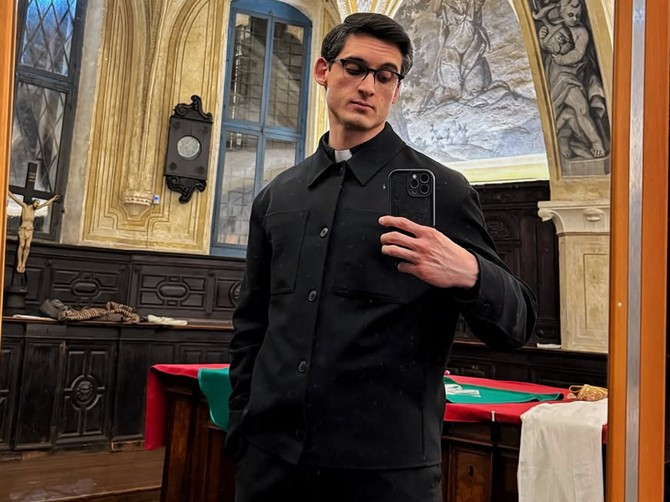 Italijanski sveštenik reklamira suplemente na društvenim mrežama, vernici u šoku