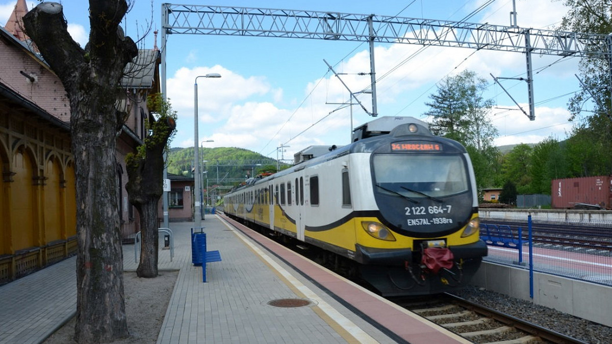 Oczekiwanie na pociąg na stacjach w Piechowicach i Jeleniej Górze Zachodniej jeszcze nigdy nie było tak komfortowe. Na modernizację obu peronów PKP wydało ponad 10 milionów złotych.