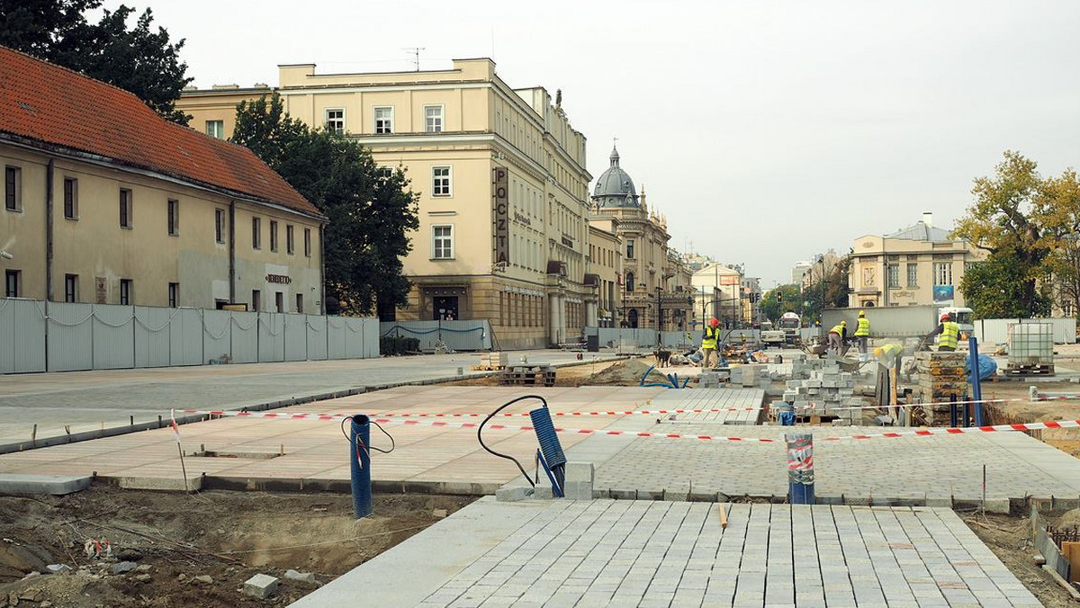 W związku z przebudową placu Litewskiego piesi będą musieli uzbroić się w cierpliwość. Ratusz zapowiedział zmiany w organizacji ruchu pieszego na niektórych odcinkach. W praktyce oznacza to, że przez kilka dni niemożliwe będzie dojście do kilku lokalizacji na Krakowskim Przedmieściu.