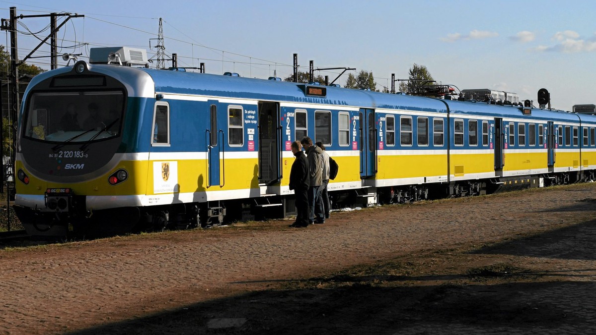 Uwaga podróżni korzystający z pociągów Szybkiej Kolei Miejskiej między Rumią a Wejherowem. Ze względu na weekendowe prace prowadzone na torach, obowiązują nowe zasady korzystania z SKM - niektóre perony zostały zamknięte.