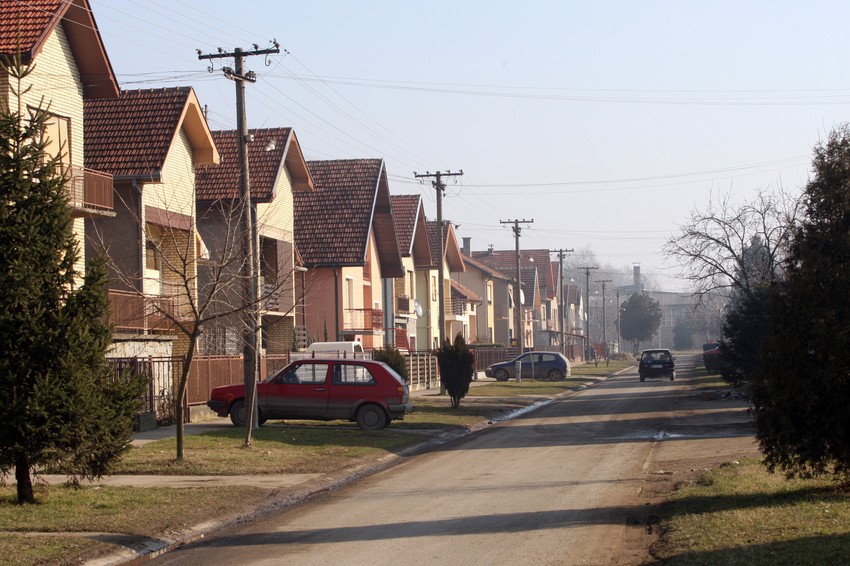 Mana je što je naselje iza pruge pa se na prelazu čeka i pola sata
