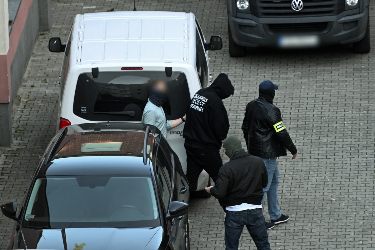 Jeden z podejrzanych w sprawie wyłudzania podatku od towarów i usług oraz organizowania nielegalnych gier hazardowych (2L) podczas doprowadzenia na posiedzenie aresztowe w Sądzie Rejonowym Szczecin-Zachód, 16 bm. Jednym z zatrzymanych w sprawie jest też znany youtuber Budda - Kamil L.