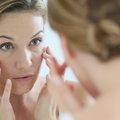 Dermatolog poleca 6 produktów, które chronią skórę przed pojawieniem się zmarszczek