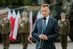 Minister obrony narodowej Mariusz Błaszczak przemawia podczas uroczystej przysięgi wojskowej żołnierzy dobrowolnej służby zasadniczej 19. dywizjonu artylerii samobieżnej, 31 bm. w Chełmie.