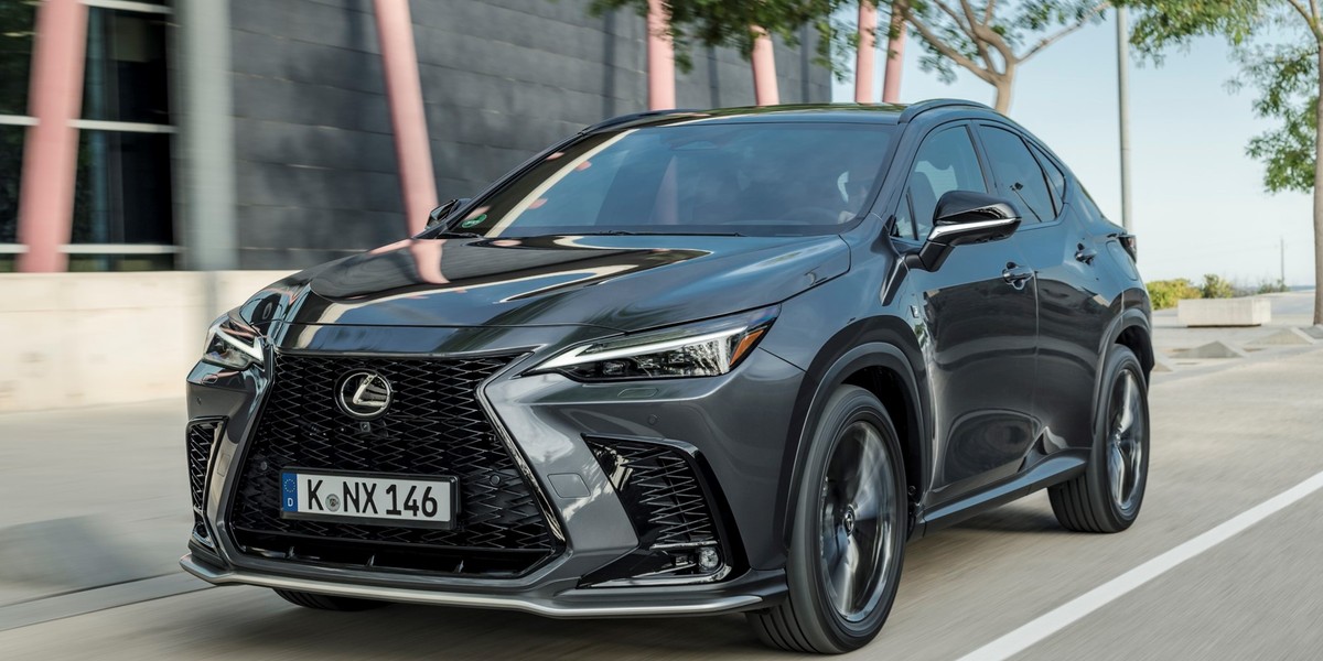 Lexus NX oferowany jest w pięciu wersjach wyposażenia: Elegance, Business, Prestige, F SPORT i Omotenashi oraz z dwoma hybrydowymi napędami. 