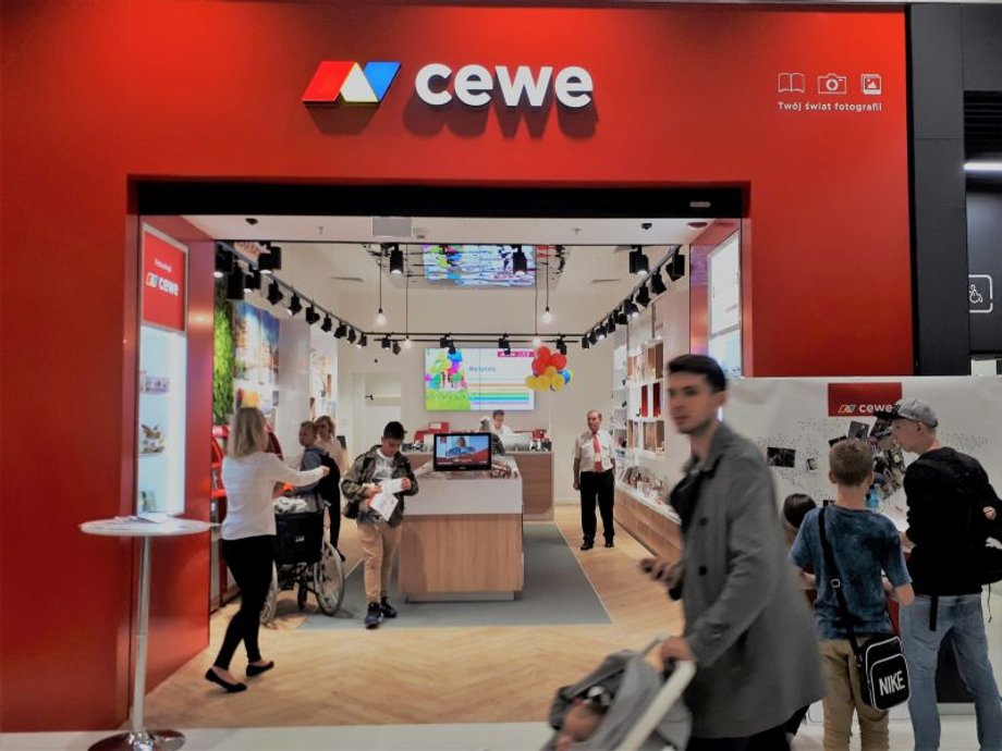 CEWE – w nowo otwartej warszawskiej Galerii Północnej działa pierwszy w Polsce i Europie salon CEWE, unikatowy showroom dostarczający wielu świeżych, niebanalnych inspiracji miłośnikom fotografii. 