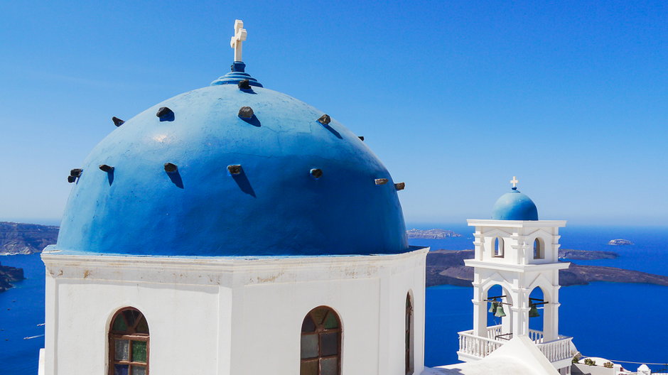 Santorini - niebieskie kopuły kościołów widać tutaj na każdym kroku