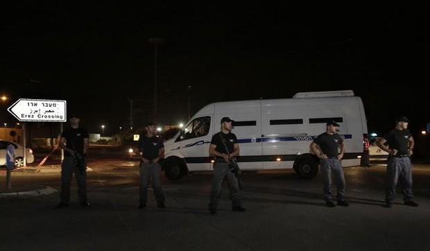 368805_izraelska-policija-cuva-palestinske-zatvorenike-na-putu-za-gazu-ap