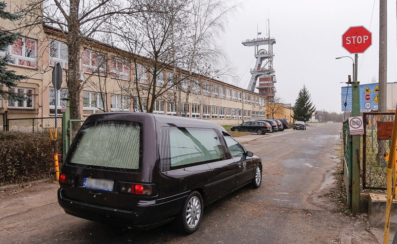 Karawan wjeżdża na teren kopalni Rudna w Polkowicach