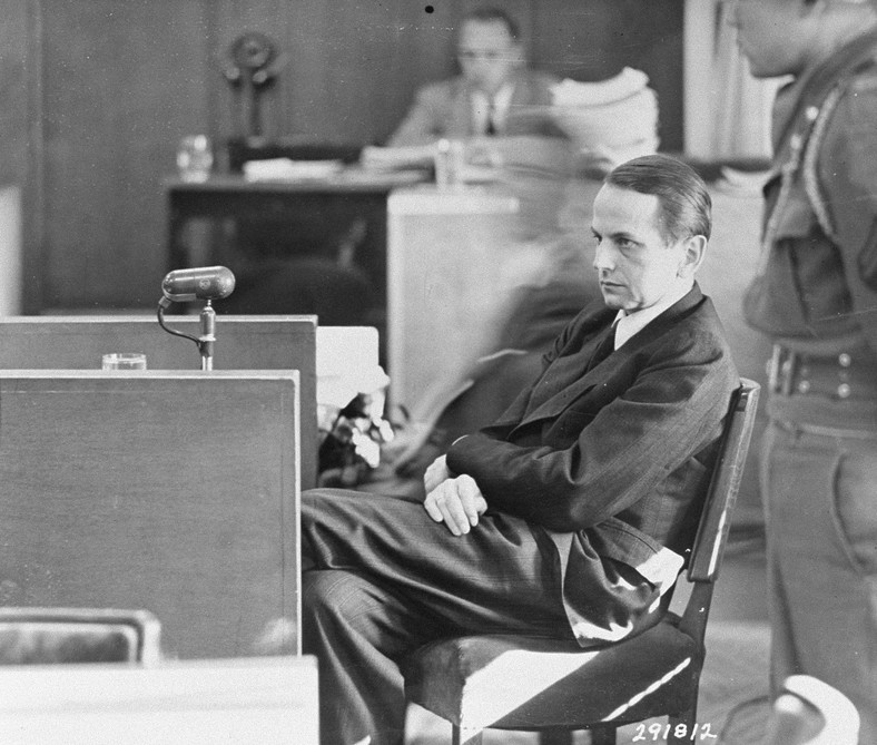 Otto Ohlendorf zeznaje podczas procesu Einsatzgruppen w Norymberdze. 9 października 1947 r.