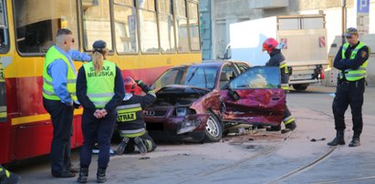 Wypadek na Gdańskiej. Rozbite samochody zablokowały tramwaj