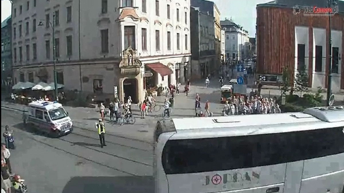 W serwisie YouTube ukazał się film, na którym widać jak kierujący ruchem policjant, wstrzymuje jadącą na sygnale karetkę przepuszczając prawdopodobnie rządową kolumnę samochodów.