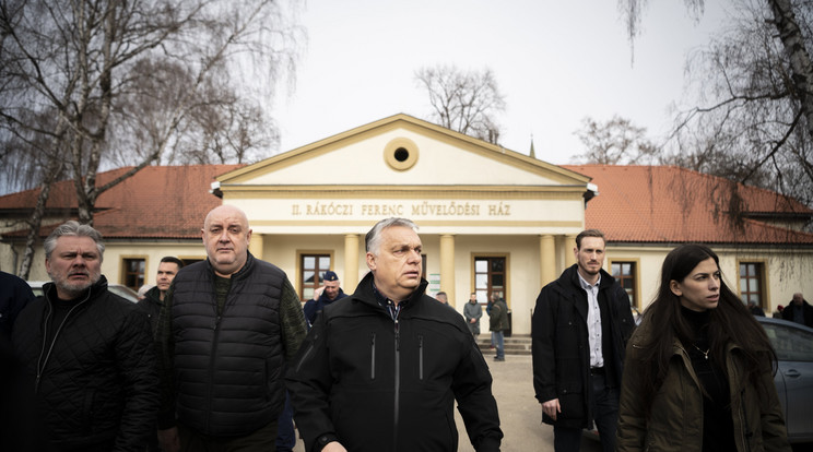 Orbán Viktor miniszterelnök a háború miatt Ukrajnából Magyarországra menekülők számára kialakított segítségponton Beregsurányban/Fotó: MTI