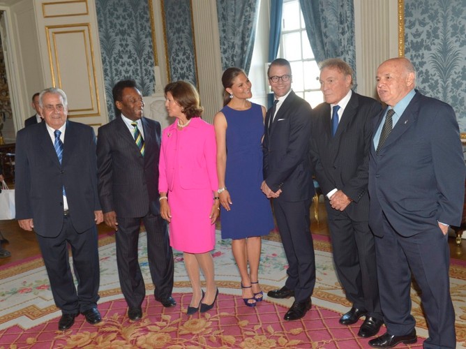 Szwedzka rodzina królewska oraz zawodnicy legendarnej brazylijskiej drużyny 'Canarinhos', która w 1958 roku zdobyła na stadionie w Szwecji swoje pierwsze mistrzostwo świata