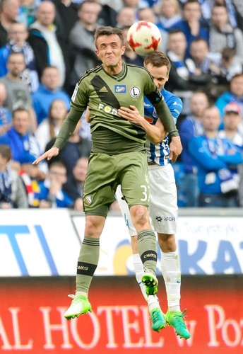 Piłkarz Lecha Poznań Tomasz Kędziora (tył) i Miroslav Radovic (przód) z Legii Warszawa