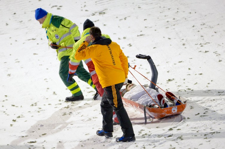 Fatalne upadki na skoczni w Kuusamo. Wellinger i Lanisek trafili do szpitala