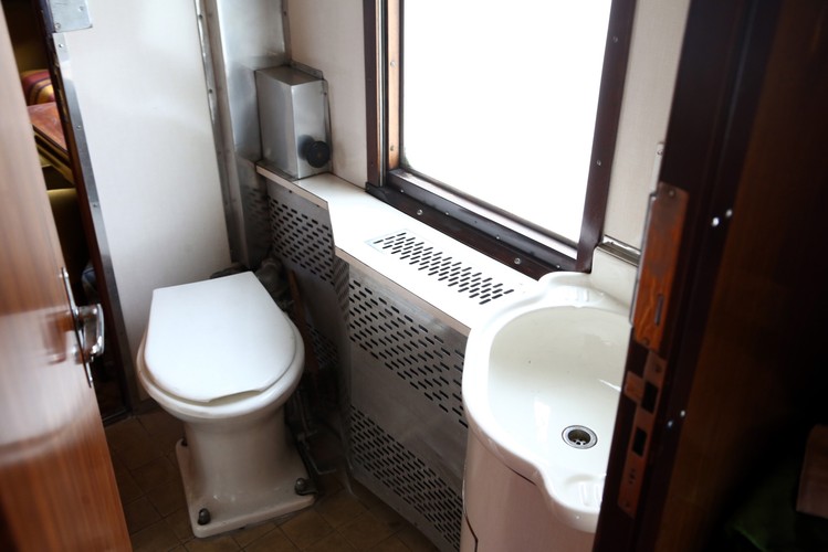 Pomiędzy salonami znajduje się toaleta z prysznicem. <br><br>fot.  (mr) PAP/Tomasz Gzell