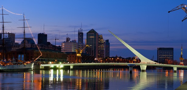 Argentyńskie Buenos Aires jest zamieszkałe przez 13,3 mln ludzi. Na zdj. Puerto Madero w Buenos Aires, Argentyna. Fot. Shutterstock.