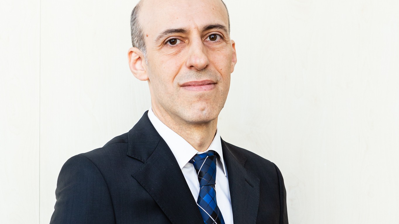 Ai reușit să economisești o sumă de bani. Îi investești sau îi ții la saltea pentru zile negre? Șapte întrebări la care să-ți răspunzi înainte de a lua o decizie