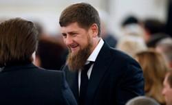 Kadyrow mówi "potrzymaj mi piwo". Absurdalne nagranie czeczeńskiego przywódcy