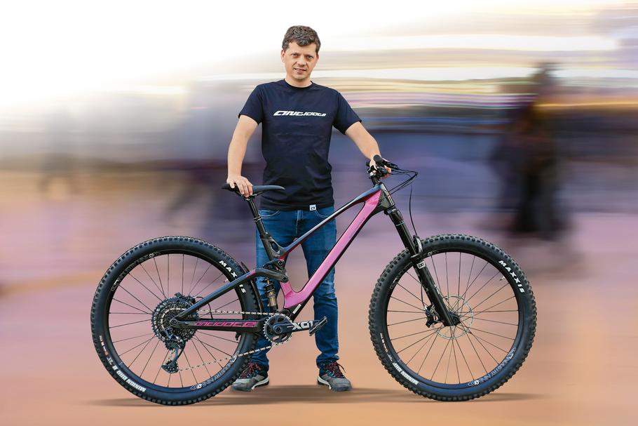 Paweł Marczak jest „pasjonatem grawitacji”. Brakowało mu na rynku idealnego roweru do downhillu, więc postanowił sam go stworzyć. Tak powstała manufaktura Antidote Bikes.
