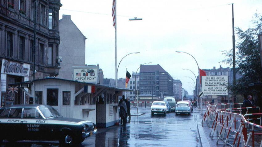 Przejście graniczne Checkpoint Charlie w 1963 roku - fot.: Roger Wollstadt licencja CC BY-SA 2.0