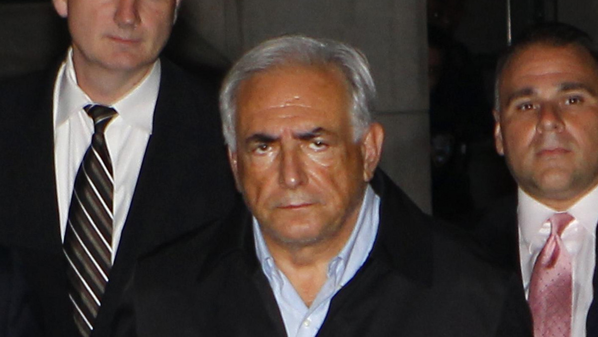 Nowojorski sąd zdecydował o pozostawieniu w areszcie szefa MFW Dominique'a Strauss-Kahna, podejrzanego o seksualne molestowanie pokojówki w hotelu. Termin następnej rozprawy wyznaczono na najbliższy piątek, 20 maja.