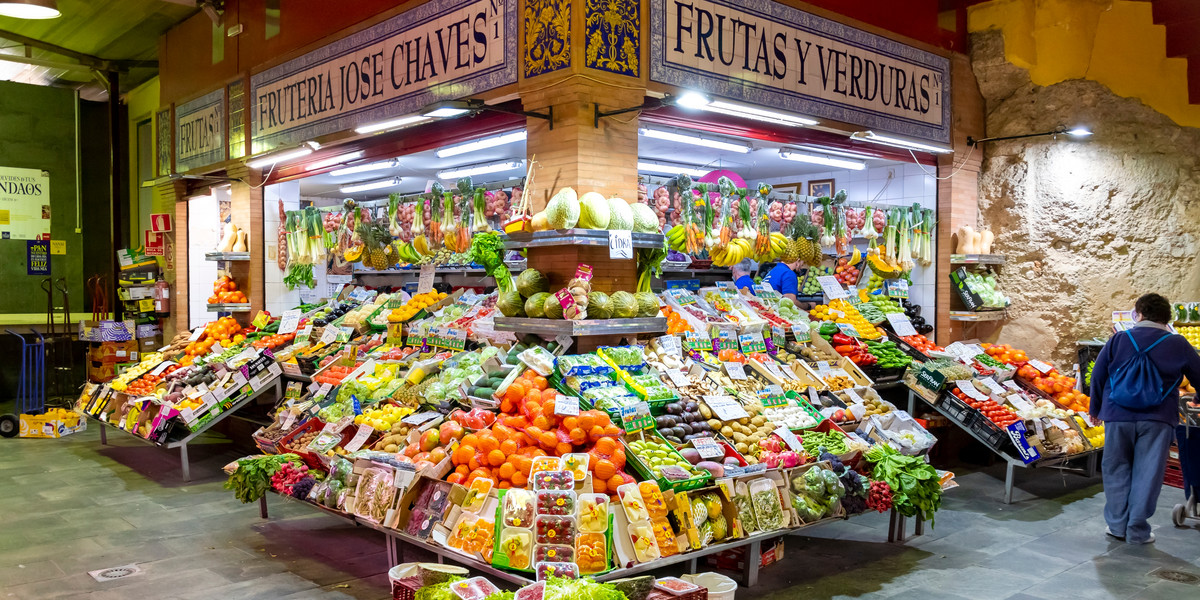 Sklep z owocami i warzywami w Sewilli w Hiszpanii.