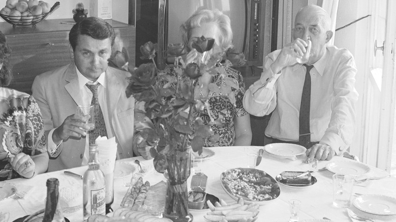 Gdzie się podziały tamte zakąski? Sentymentalny QUIZ o przyjęciach w PRL. Smakosze z szansą na medal