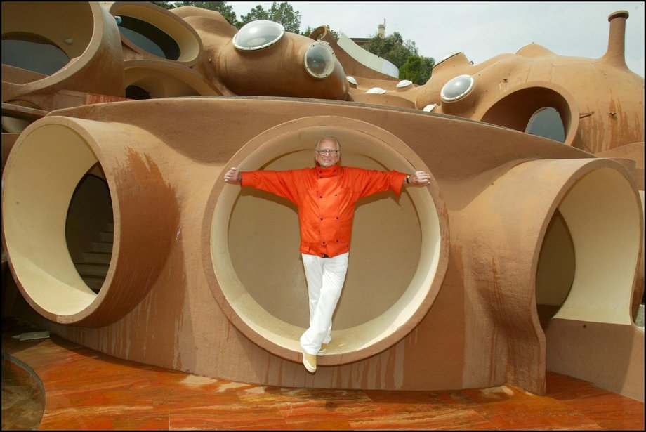 Pierre Cardin w swoim Palais-Bulles w Cannes we Francji