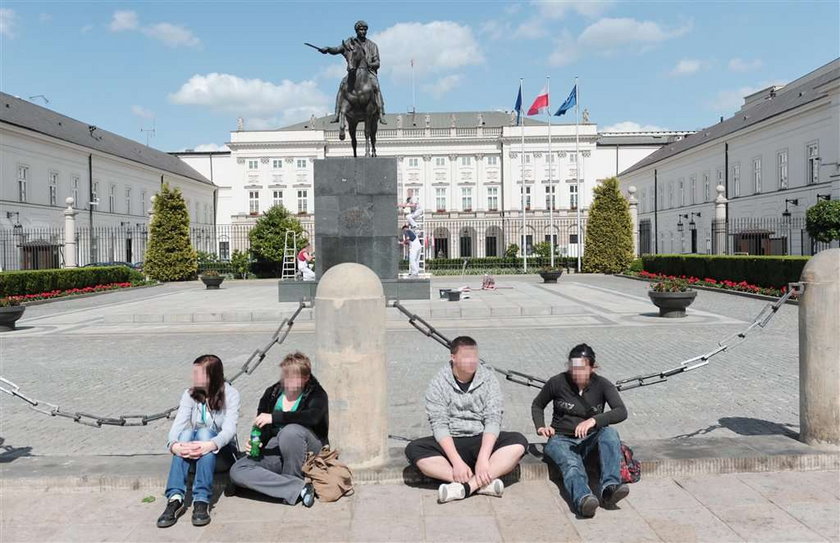 Czyszczenie pomnika przed wizytą Obamy