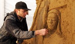 Artyści rzeźbią szopkę w piasku