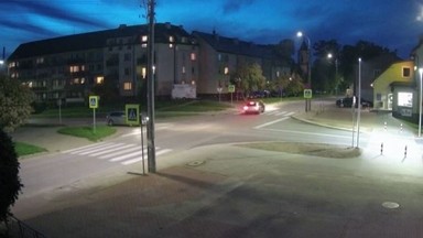 Potrącił kobietę i uciekł. Policja poszukuje kierowcy i pokazuje nagranie [WIDEO]