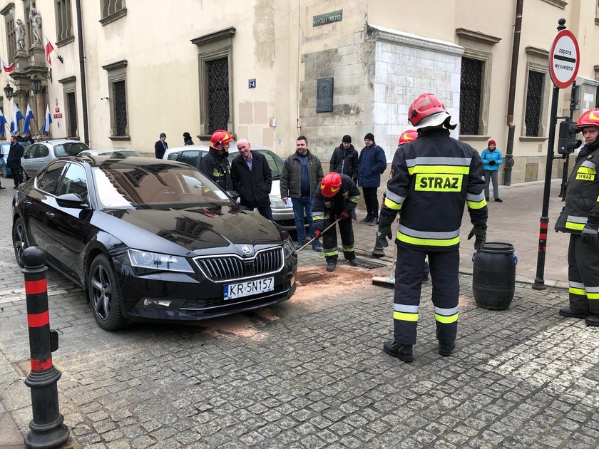 Wpadka wicemarszałka Zjednoczonej Prawicy. Służbowe auto rozbite pod urzędem