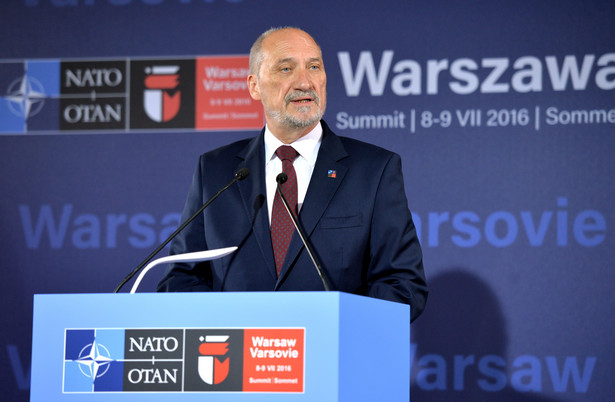 Polski minister obrony narodowej Antoni Macierewicz podczas konferencji prasowej na stadionie PGE Narodowy.