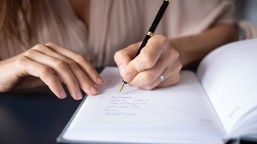 Błyskawiczny QUIZ ortograficzny. Podstępne związki frazeologiczne. Będzie łatwo się potknąć