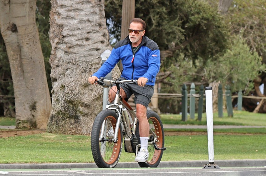 Švarceneger na električnom biciklu