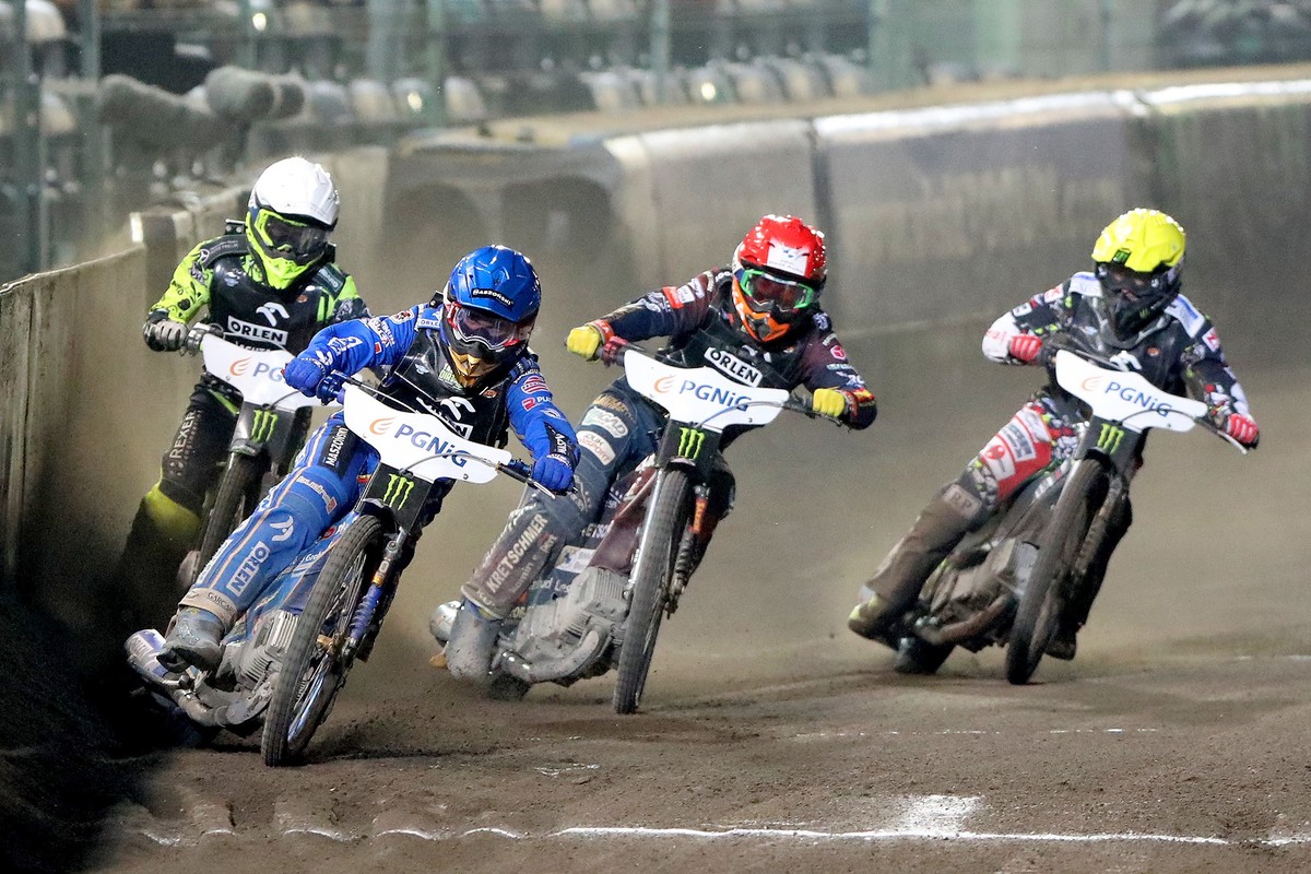 Bartosz Zmarzlik (kask niebieski), Artiom Łaguta (biały), Dominik Kubera (czerwony) i Fredrik Lindgren (żółty) podczas biegu finałowego o GP Polski w Lublinie