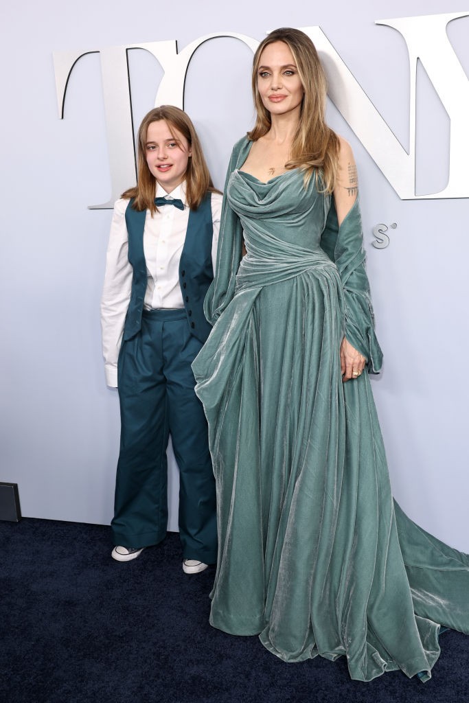 Angelina Jolie és Vivienne lánya összeöltöztek a vörös szőnyegen